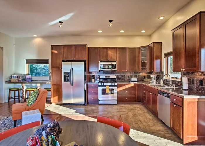 Furnished Patio & Views: West House! Hébergement de vacances