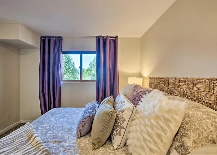 Hébergement de vacances Furnished Patio & Views: West House! *