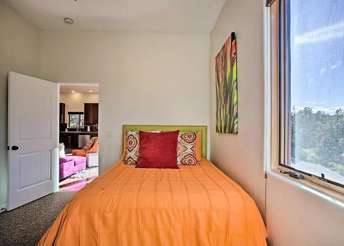 Hébergement de vacances Furnished Patio & Views: West House! *
